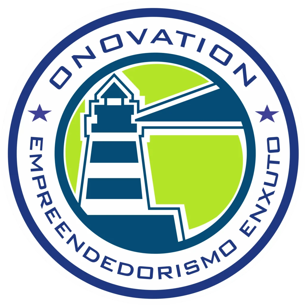 Logotipo da Onovation Empreendedorismo Enxuto, com farol estilizado dentro de um selo circular nas cores azul e verde.